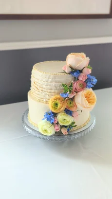 2-Tier Cake with Flowers and Pearls